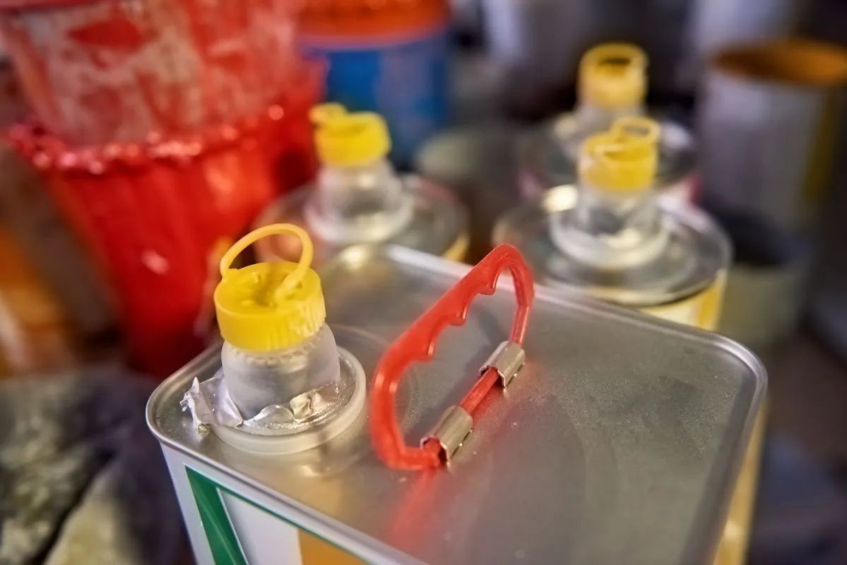 Apakah Cat Kayu Harus Pakai Thinner? Ini Cara yang Lebih Hemat